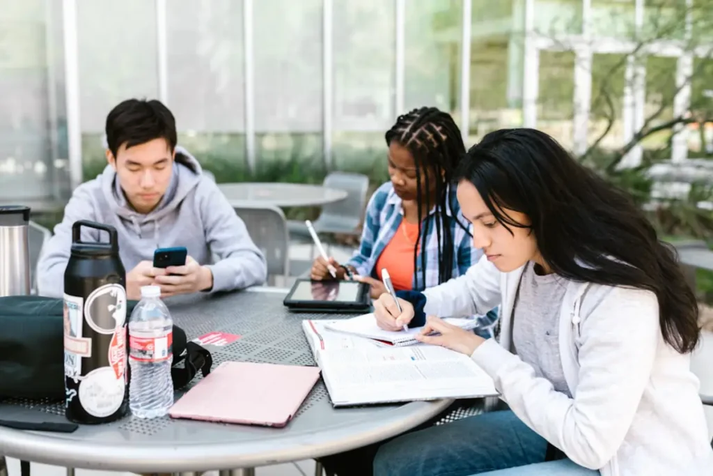5 Easy Courses to Study in Universities Abroad